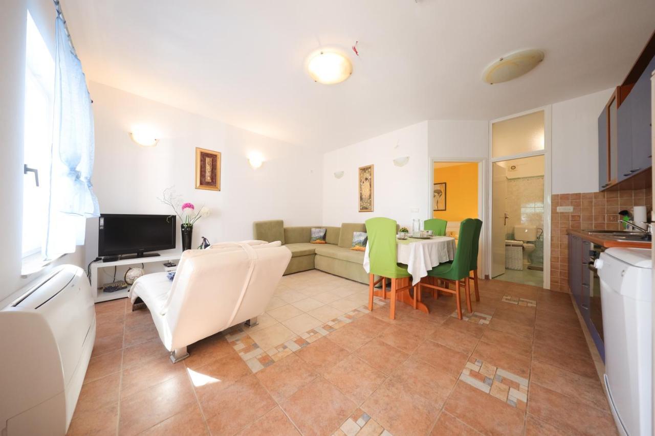 Apartma Ana *