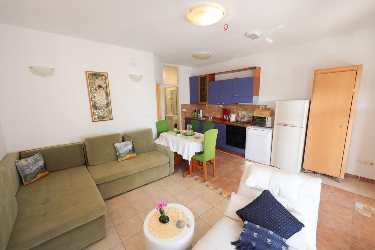 Apartma Ana *